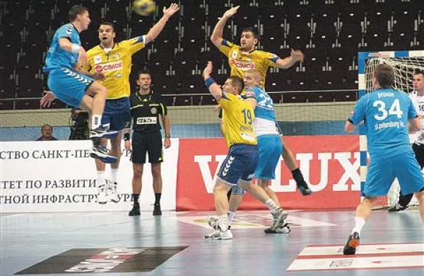 O zmagi v Rusiji je odločila dobra Cimosova obramba. Na najnevarnejšega Rusa Nasirova so pazili kar trije Koprčani -  Matjaž Brumen, Bojan Skoko in Robert Konečnik  (z leve).