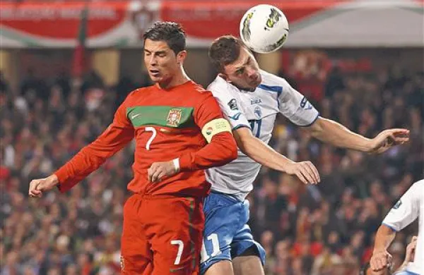 Cristiano Ronaldo (levo) je bil v strelskem dvoboju uspešnejši od Edina Džeka