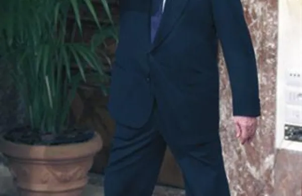 Zdaj že nekdanji italijanski premier Silvio Berlusconi je v sredo - zadnji dan, ko je bil  formalno še na čelu vlade - izdal svojo najnovejšo zgoščenko z ljubezenskimi pesmimi, ki nosi naslov Resnična ljubezen