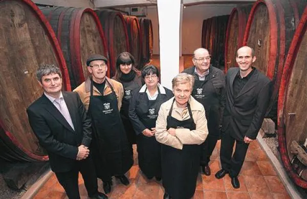 Izžrebane bralke in bralca z gostitelji (z leve): Marjan Colja, Darko Antončič, Maja Kavčič, Darinka Cernatič, Marija Štefančič, Karel Borjančič in Boštjan Zidar