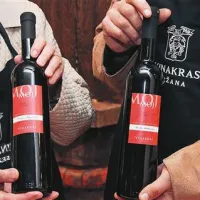 Izbrano vino so opremili z etiketo z imenom