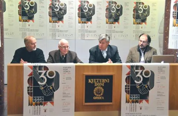 Ravnatelj Kulturnega doma Igor Komel (tretji z leve) je s sodelavci predstavil osrednja dogodka ob 30-letnici goriškega Kulturnega doma