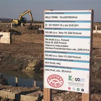 V Sečoveljskih solinah so na degradiranem območju začeli graditi  talasoterapijo na prostem. Te dni v teren zabijajo pilote, s katerimi bodo zgradili spodnji ustroj bodočih malih term. 