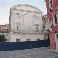 Včerajšnjo noč se je nekdo takole znesel nad novim pročeljem Obalnih galerij.  Pirančani niso presenečeni, saj so tovrstni protest zaradi dolgotrajnih in po mnenju nekaterih spornih gradbenih del v mestu celo pričakovali.