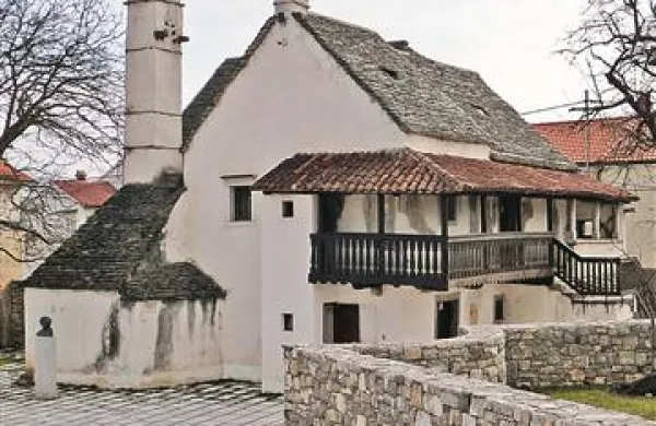 Razvojni center bo deloval v  Škrateljnovi domačiji, ob  muzeju filmskih igralcev, katerega trženje bo tudi med nalogami centra