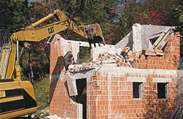 V Cetorah sta investitorja dobila gradbeno dovoljenje za lopo, zgradila pa sta počitniški objekt