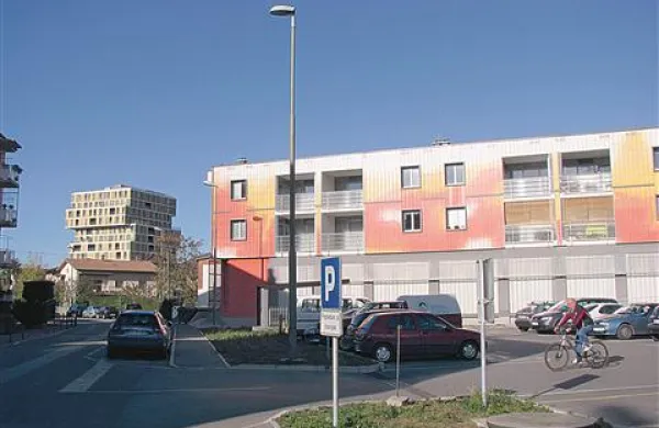Največ stanovanj je v teh dneh stanovanjski sklad kupil v bloku ob kegljišču (desno), tri pa tudi v Cedri (v ozadju levo)