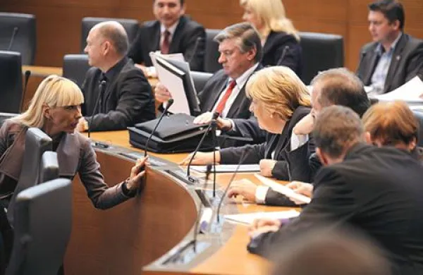Pred današnjim glasovanjem so podporo kandidatom napovedali v vseh poslanskih skupinah z izjemo SDS