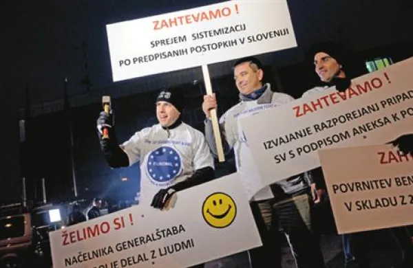Vojaki med drugim zahtevajo preklic standardnega operativnega postopka za obračunavanje potnih stroškov, sprejem sistemizacij po predpisanih postopkih v Sloveniji, izvajanje razporejanj pripadnikov Slovenske vojske s podpisom aneksa k pogodbi in vzpostavitev učinkovitega varstva pravic pripadnikov SV.