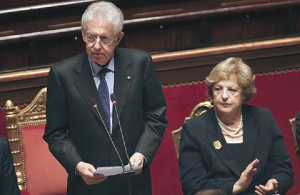 Novi italijanski premier Mario Monti je v zgornjem domu parlamenta danes začel s predstavitvijo protikriznega programa svoje vlade, po Italiji pa se vrstijo številni protesti naperjeni proti “vladi bankirjev”