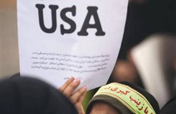 Iranski študent med protiameriškimi demonstracijami v Isfahanu, na katerih so izkazali podporo iranskemu jedrskemu programu