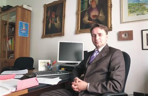 Deželni svetnik Slovenske skupnosti v Furlaniji-Julijski krajini Igor Gabrovec je pri predsedniku FJK Renzu Tondu protestiral zaradi odločitve Gorske skupnosti Terske in Nediških dolin ter Brd, da protislovensko nastrojenemu glasilu občine Srednje Naš duom nameni denar iz sklada deželnega zakona za slovensko manjšino