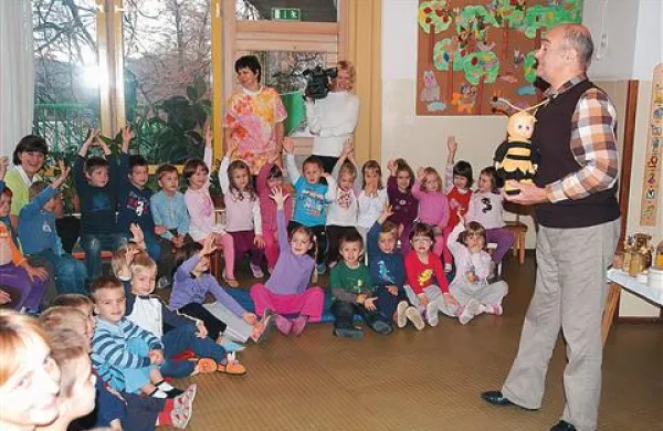 Čebelar Franc Vidrih je lani skrivnosti pridelave medu razložil otrokom v vrstu  Julke Pavletič  v Solkanu