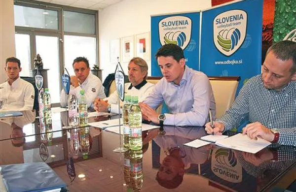 Reprezentanco so včeraj predstavljali (z leve)  kapetan Tine Urnaut, pomočnik selektorja Tine Sattler, selektor Veselin Vuković, direktor OZS Matjaž Koželj in tiskovni predstavnik Matjaž Korošak