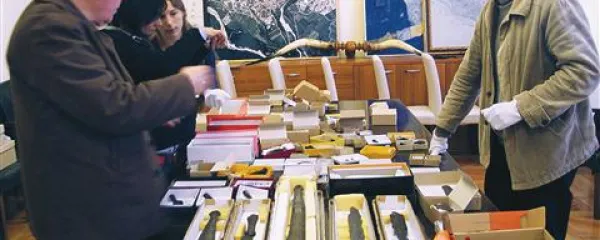 Arheolog Miha Mlinar (desno), tržaška kolega Giuliano Righi, Anna Crismani ter  Teja Gerbec pri ogledovanju keltske najdbe      
