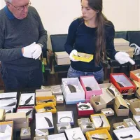 Arheologa Giuliano Righi in Teja Gerbec pred keltskimi predmeti 