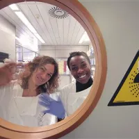 V laboratoriju