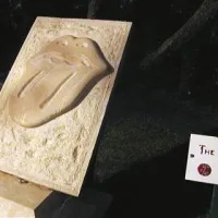 Letos si je vsestranski navdušenec iz kamna izklesal darilo - znameniti zaščitni znak RS, jezik