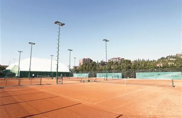 V iniciativi za tenis očitajo Marini Portorož, da slabo skrbi za teniška igrišča. Želeli bi, da bi jih sedem prenesla na  piransko občino v lastništvo in upravljanje.