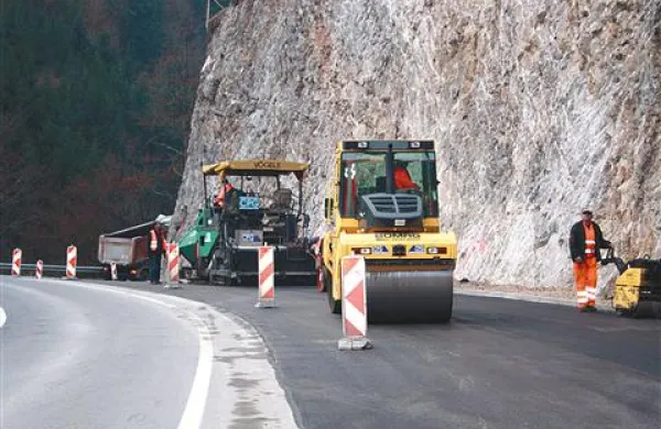 Najzahtevnejša gradnja tretjega pasu v Zali je v polževi obnovi ceste skozi sotesko trajala še najmanj časa 