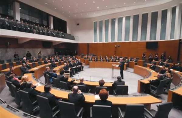 Za vstop v parlament se poteguje 1300 kandidatov