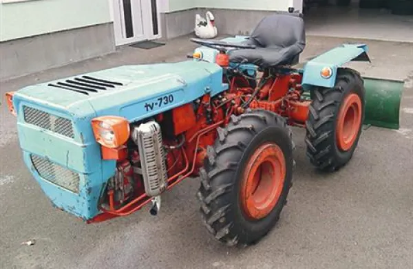 Neznani storilec je včeraj vlomil v nenaseljeno stanovanjsko hišo v Dolenji Trebuši v občini Tolmin in med drugim ukradel tudi traktor. Fotografija je simbolična.