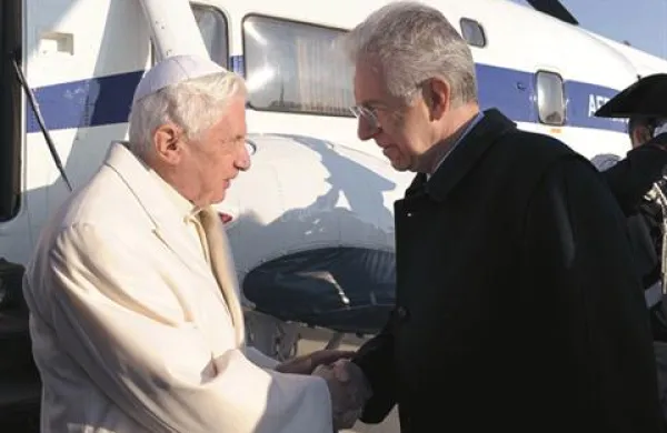 Takoj ko je postal premier, se je Monti  rokoval s papežem Benediktom XVI    