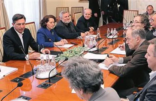 Predsednik vlade Borut Pahor je včeraj s predsedniki vseh konfederacij oziroma zvez sindikatov in predstavniki Zveze društev upokojencev  začel pogovore o pripravi potrebnih ukrepov za stabilizacijo javnih financ države