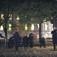Policisti stražijo park Zuccotti nasproti Wall Streeta, v katerem so protestniki dva meseca taborili