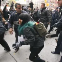 Včerajšnji protesti so minili večinoma mirno, razen v New Yorku, kjer so izbruhnili neredi med protestniki in policijo