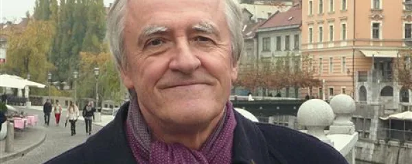 David L. Brierley: “Tekmovalnost v šolah je vzrok, da se otroci bojijo izraziti svojo edinstvenost. Vsak otrok je za nekaj nadarjen, vprašanje je le, kako najde svoje mesto v družbi.”