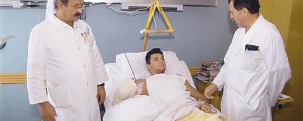  Raffaele  Lepre pred desetimi leti v šempetrski bolnišnici s kirurgoma  Krunoslavom  Margićem (levo) in Igorjem  Pavlinom (desno), ki sta mu prišila odtrgano desno roko.  Operacija je trajala skoraj enajst ur.