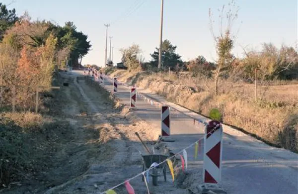 Cesta na odseku med komunalno deponijo v Dvorih in odcepom za Kubed je bila tako uničena, da bodo morali zamenjati celotno voziščno  konstrukcijo
