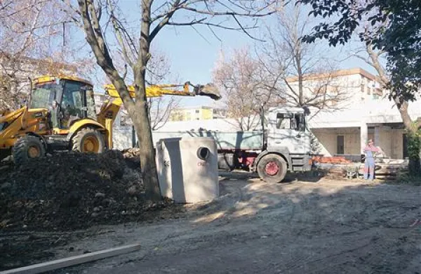 Gradbišče vrtca Ciciban je ta teden oživelo - Delavci in stroji bodo tam ostali predvidoma do marca -  Sporov med mestno občino in Finalom pa tudi še niso razrešili  