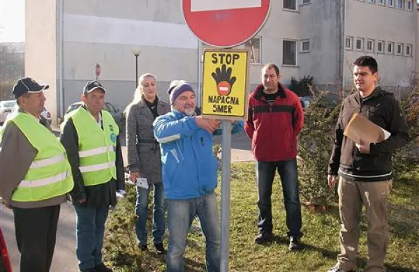 Tabla za manj nesreč na cestah v okolici pivškega vrtca in šole