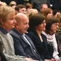 Nagrajeni novinar in urednik Primorskih novic Robert Škrlj (drugi z leve)