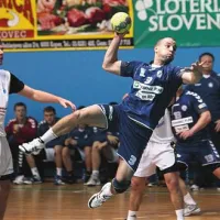 Jure Jelovčan (z žogo) je bil med najboljšimi igralci Izole na obeh straneh igrišča, Koprčan v trebanjskih vrstah Uroš Paladin (levo) pa je bil pogosto nemočen