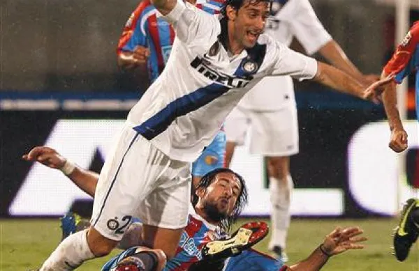Diego Milito (na fotografiji v belem dresu Interja) je le eden od 47 Argentincev v italijanskem prvenstvu 