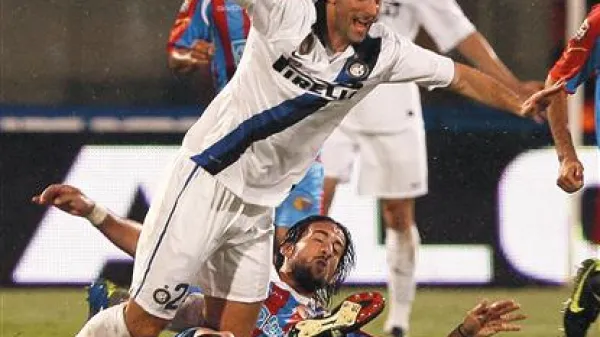 Diego Milito (na fotografiji v belem dresu Interja) je le eden od 47 Argentincev v italijanskem prvenstvu 