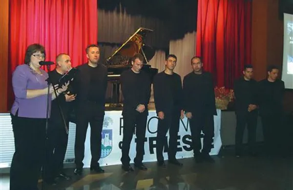 Pesem povezuje tudi čez mejo