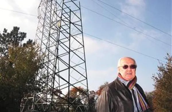 Vladimir Vremec, predsednik agrarnih skupnosti v Tržaški pokrajini, je zbrane ponovno opozoril, kako škodljiva je stara tehnologija prenosa elektrike prek nadzemnih daljnovodov