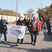 Pohodniki so na transparentih ponujali odločen odgovor Vkopljimo pošast - alternativa je možna ob avocesti 