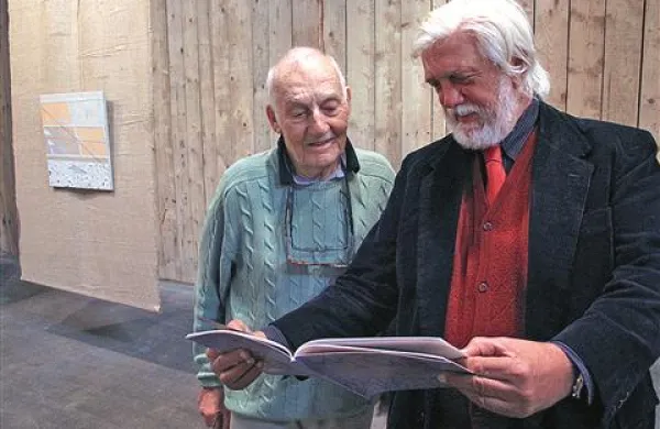 86-letni    Vladimir Makuc, ki  je še sveži katalog prelistal z direktorjem Obalnih galerij Tonijem Biloslavom
