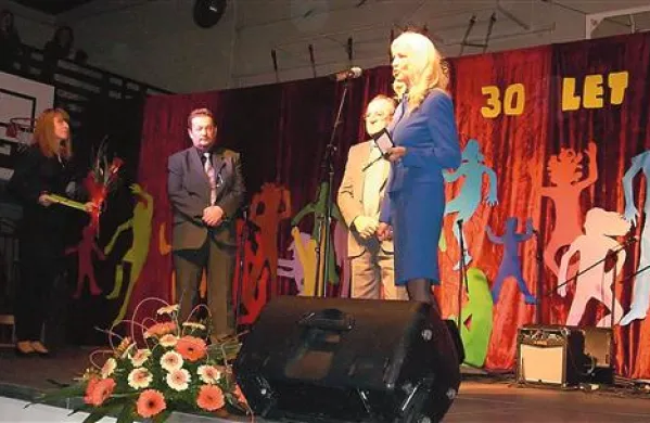 Zadnji trije ravnatelji košanske šole: Franc Hebar (na sredini) jo je vodil takrat, ko se je nova stavba začela graditi, njegov naslednik Jožko Udovič (levo) in sedanja ravnateljica Neva Brce
