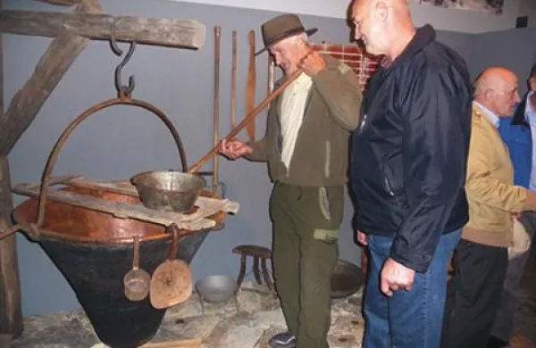 V sirarskem muzeju obiskovalci poskusijo sir in si ogledajo film o pašništvi in sirarskih mojstrovinah