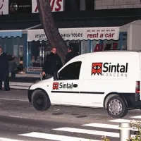 Neznanca sta oropala Sintalova varnostnika pred stavbo Splošne plovbe