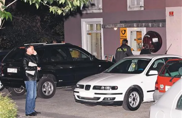 Roparja, ki sta minuli četrtek izvedla (letos že četrti) rop semedelske pošte sta v rokah policistov