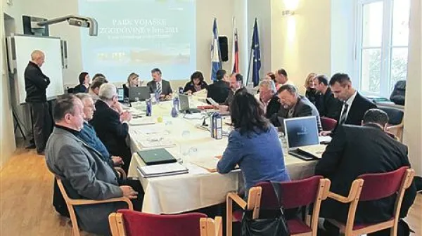 Tudi drugo razpravo o znižanju sejnin so pivški svetniki končali brez odločitve. Tretjič bodo poskusili po volitvah.
