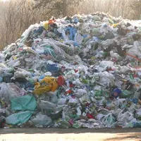 V Sežani čaka na odvoz že sto ton plastične embalaže, jutri bo kup v  centru za ravnanje z odpadki še večji  