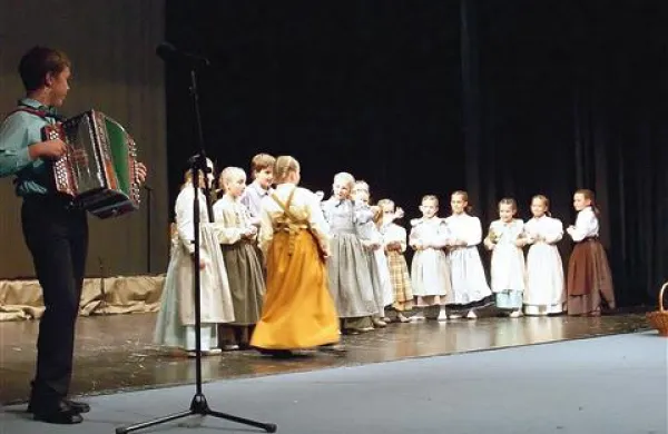 V kulturnem domu se je veselje do folklorne tradicije iskrilo ne le med odraslimi, temveč tudi med Otroki z Majlonta, ki so zacepetali, zapeli in zagodli na ljudske viže